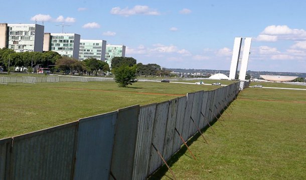 Na Esplanada, hoje, passou-se a erguer o muro que separará os defensores da democracia dos golpistas no dia da votação do impeachment. A última vez em que um muro se ergueu por razões políticas na história foi na Alemanha. O muro representa, além da ascensão do ódio contra quem pensa diferente e de idéias e posturas fascistas no país, a separação entre o passado e o presente: entre aqueles que lutam por um projeto democrático e popular de país, e aqueles que ainda insistem em impor líderes de forma tirana, e lutam por toda sorte de retrocesso político, social, econômico e de direitos para o Brasil