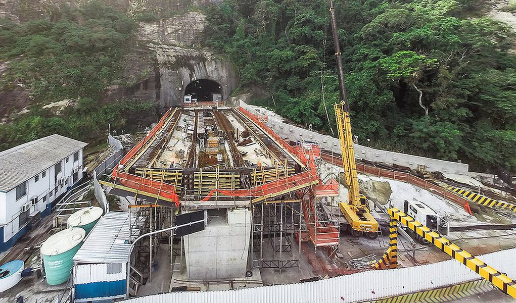 A pouco mais de quatro meses para o início dos Jogos Olímpicos, as obras da Linha 4 do Metrô do Rio terão reforço de R$ 1 bilhão em financiamento do BNDES; o Conselho Monetário Nacional (CMN) autorizou o estado do Rio de Janeiro a contrair o empréstimo; com a medida, o valor financiado pelo BNDES para obras de infraestrutura associadas aos Jogos Olímpicos e Paralímpicos subiu de R$ 3,6 bilhões para R$ 4,6 bilhões; de acordo com a chefe da Assessoria Econômica do Tesouro Nacional, Viviane Varga, o governo do estado do Rio pediu a ampliação do limite de crédito
