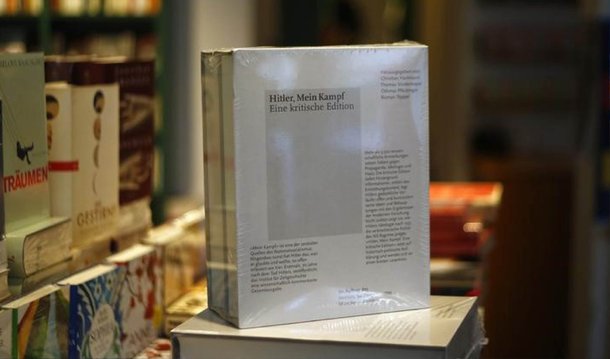 Para a professora do Instituto de Filosofia e Ciências Humanas da Unicamp Adriana Dias, a reedição do manifesto de Adolf Hitler acontece em um momento delicado para a Europa, em que se registra o crescimento de movimentos de extrema direita e de aumento de casos de xenofobia e racismo, principalmente contra imigrantes e refugiados; "A Europa vive um cenário de crise econômica e atentados, o que cria um caldeirão na narrativa social muito parecido com o das décadas de 1920 e 1930. O cenário não é bom, o livro é uma Caixa de Pandora, que abre todas as portas de ódio, com mentiras, que infelizmente são compráveis em tempos de opressão social e econômica", avalia a pesquisadora