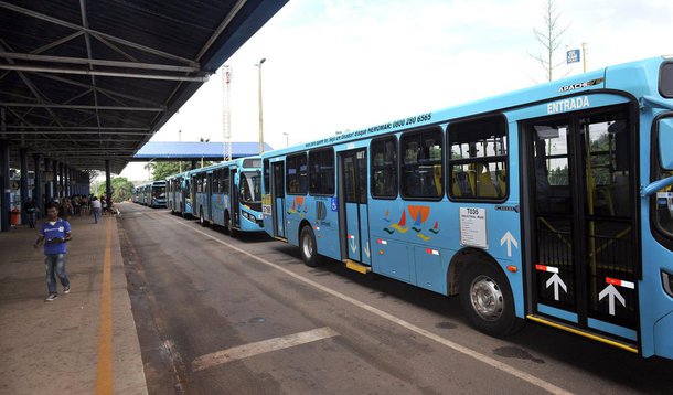Após firmar acordo com as empresas de transporte público de São Luís, motoristas, cobradores e fiscais de ônibus voltaram ao trabalho nesta quarta-feira (24); foram dois dias de paralisação; os rodoviários retornam com toda a frota disponível, contrariando o que havia sido informado na noite dessa terça-feira (23), quando o Sindicato dos Trabalhadores em Transportes Rodoviários no Estado do Maranhão (STTREMA) decidiu que apenas 70% dos serviços de transporte coletivo da capital maranhense voltaria a funcionar