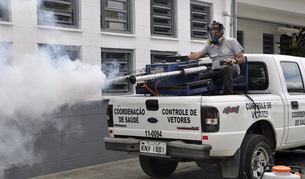 A vítima é um homem de 55 anos de Volta Redonda, na região do Médio Paraíba; de acordo com a prefeitura do município, há cerca de um ano o homem tinha feito uma cirurgia de redução de estômago e não fazia acompanhamento médico periódico adequado, o que representa um fator de risco; no acumulado de 1º a 25 de janeiro, houve 3.954 notificações de dengue no Estado do Rio, o que representa um aumento de 97,5% dos casos em uma semana, o que representa uma média de 158 por dia