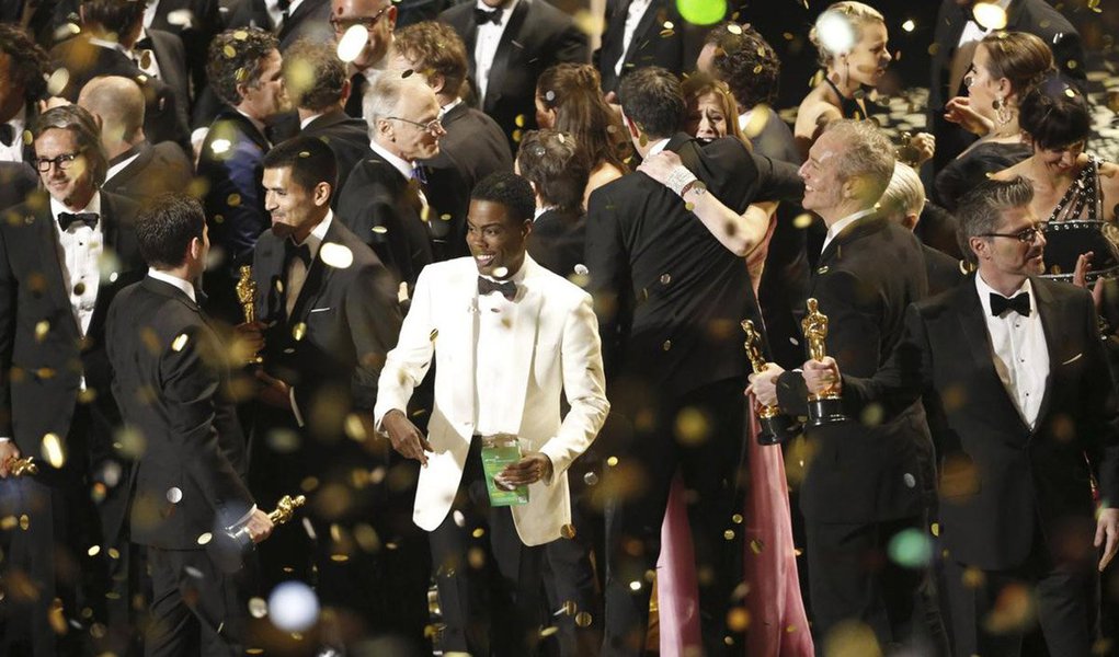 Audiência de 2016 para a transmissão da rede ABC foi a segunda mais baixa já registrada para uma entrega do Oscar; cerca de 34,3 milhões de norte-americanos assistiram à cerimônia de entrega do Oscar no domingo, a menor audiência televisiva do evento em oito anos, em meio à polêmica sobre a diversidade em Hollywood