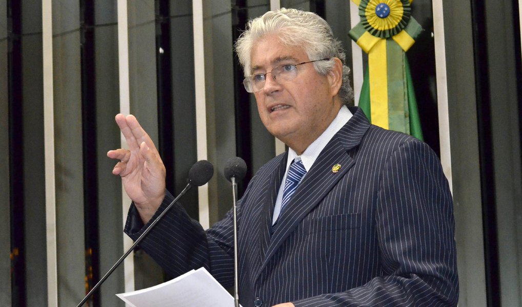 Um dos principais nomes do PMDB aliados da presidente Dilma, o senador Roberto Requião (PR) criticou, no Twitter, o documento "A Ponte para o Futuro" um dia antes de a Executiva Nacional da sigla peemedebista decidir se continua ou não na base aliada da petista; o parlamentar afirmou que "grave não é o PMDB sair ou não da base do governo", mas sim o documento; segundo ele, "a política econômica do governo é horrível, mas a "Ponte para o Futuro" provocaria uma crise social sem precedentes na historia do Brasil"; "Ponte para o Futuro, redigido por aloprados, fora do PMDB, é a negação de toda a nossa historia"