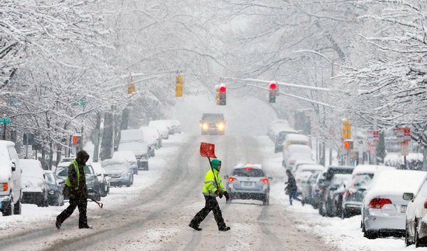 Ventos fortes e queda recorde de neve paralisou dez estados da costa leste e deixou de pessoas imobilizadas nas estradas durante horas; tempestade surpreendeu a cidade de Nova York, que paralisou a circulação de carros até o início deste domingo (24); na Ilha de Manhattan, os túneis e pontes foram fechados e todos os espetáculos da Broadway foram cancelados