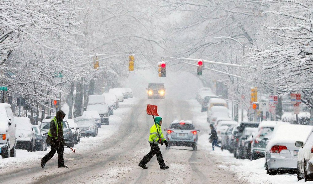 Ventos fortes e queda recorde de neve paralisou dez estados da costa leste e deixou de pessoas imobilizadas nas estradas durante horas; tempestade surpreendeu a cidade de Nova York, que paralisou a circulação de carros até o início deste domingo (24); na Ilha de Manhattan, os túneis e pontes foram fechados e todos os espetáculos da Broadway foram cancelados