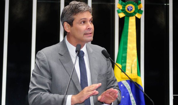 O senador Lindbergh Farias (PT-RJ) disse estar preocupado com as prioridades do Congresso neste ano, propostas pelo presidente do Senado, Renan Calheiros; entre os projetos está o que regulamenta a terceirização de mão-de-obra no País; segundo o petista, haverá flexibilização das relações trabalhistas e redução de salários; Lindbergh também criticou a proposta de independência do Banco Central, com fixação de mandato para sua diretoria; de acordo com o parlamentar, a medida dificultará os projetos do Executivo relacionados ao crescimento econômico