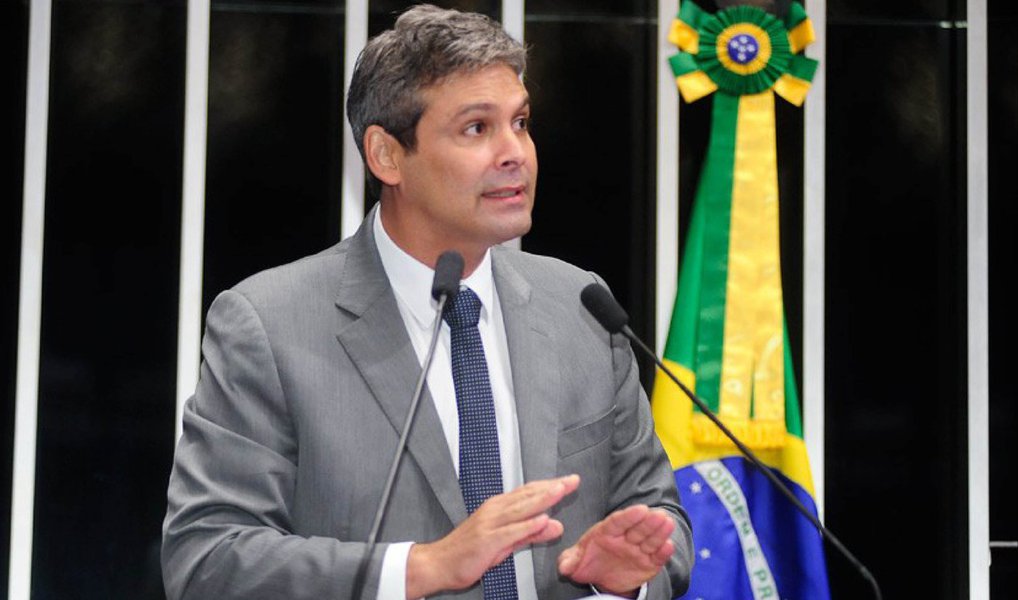 O senador Lindbergh Farias (PT-RJ) disse estar preocupado com as prioridades do Congresso neste ano, propostas pelo presidente do Senado, Renan Calheiros; entre os projetos está o que regulamenta a terceirização de mão-de-obra no País; segundo o petista, haverá flexibilização das relações trabalhistas e redução de salários; Lindbergh também criticou a proposta de independência do Banco Central, com fixação de mandato para sua diretoria; de acordo com o parlamentar, a medida dificultará os projetos do Executivo relacionados ao crescimento econômico