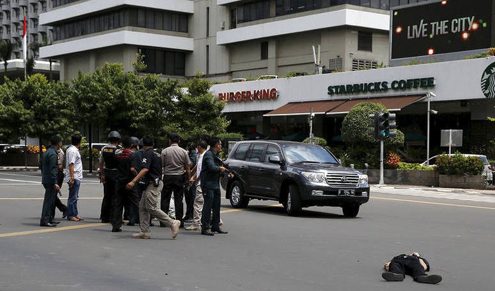 Cinco terroristas e dois civis, um dos quais holandês, morreram hoje na sequência de múltiplas explosões e disparos ocorridos na capital da Indonésia, Jacarta; ataque ocorreu numa zona comercial do centro da cidade, onde ocorreram várias explosões, seguidas de tiroteios