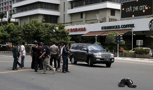 Cinco terroristas e dois civis, um dos quais holandês, morreram hoje na sequência de múltiplas explosões e disparos ocorridos na capital da Indonésia, Jacarta; ataque ocorreu numa zona comercial do centro da cidade, onde ocorreram várias explosões, seguidas de tiroteios
