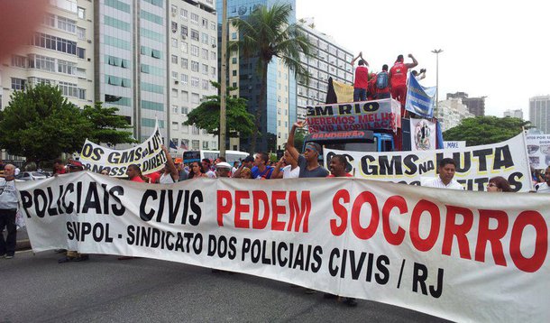 Os policiais civis do Estado do Rio de Janeiro entraram em estado de greve e devem deflagrar uma paralisação a partir de sexta-feira (8); entre outras reivindicações, segundo o Sindicato dos Policiais Civis (Sinpol), os servidores querem a volta do calendário de pagamentos no 1º e 2º dia úteis do mês, reajuste acima da inflação do período, 13º salário integral, regularização do pagamento do Regime Adicional de Serviço (RAS) e da premiação por área de redução de crimes