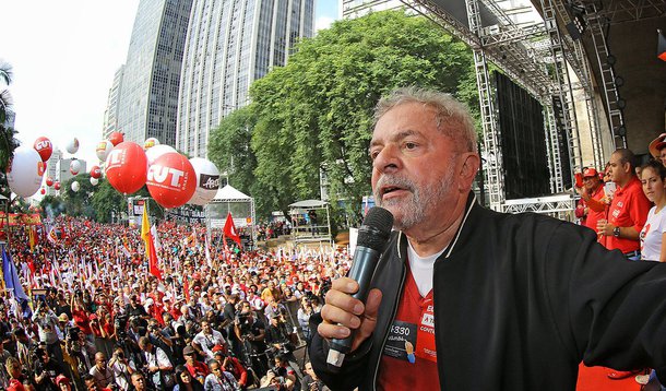 "Enfrentando a cruzada de delegados, procuradores e veículos de comunicação cercado apenas pelos mais próximos, sejam políticos, advogados ou amigos", Lula começa só agora a ver a articulação de movimentos em sua defesa, observa a colunista Tereza Cruvinel; ela destaca que a bancada do PT cogita comparecer em peso ao Fórum da Barra Funda no dia 17, quando o ex-presidente deve prestar depoimento sobre as obras no sítio de amigos em Atibaia, e que a Frente Brasil Popular, que reúne mais de 60 entidades e movimentos sociais, também programa um ato no Fórum para o mesmo; na avaliação da jornalista, "o PT está devendo um expressivo desagravo a seu fundador", o que "deve ocorrer na festa do dia 27, pelos 36 anos de criação do partido"