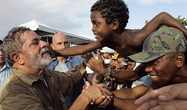 "Não vão prender Lula de novo / Porque na cadeia não cabe / Podem odiar o operário / O pobre coitado iletrado / Que saiu de Pernambuco / Fugiu da seca e da fome / Pra conquistar o Brasil / E melhorar a vida da gente", diz o poeta Jari da Rocha, em texto publicado no Tijolaço