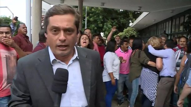 A hashtag "Fora Rede Globo" virou assunto mundial no Twitter nesta sexta-feira, dia em que a PF deflagrou operação contra o ex-presidente Lula; em frente ao Aeroporto de Congonhas, onde Lula prestou depoimento, militantes gritavam contra a emissora, que acabou transmitindo o protesto ao vivo; usuários criticam a cobertura na rede social: "Na Globonews: Agora aqui em Congonhas, os petistas estão daquele lado e as pessoas, no outro", descreveu um internauta, sobre a narração da Globo