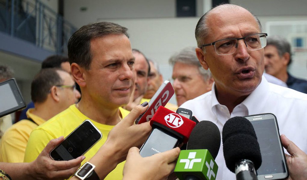 Tucanos de alta plumagem anunciam que recorrerão ao MPE contra as prévias. Alberto Goldman e José Aníbal acusam João Doria, amancebado de Geraldo Alckmin, de uso de “propaganda irregular, transporte de eleitores e infrações da lei da Cidade Limpa”. Dependendo da decisão do MPE, os tucanos poderão ficar órfãos nas eleições na principal capital do país