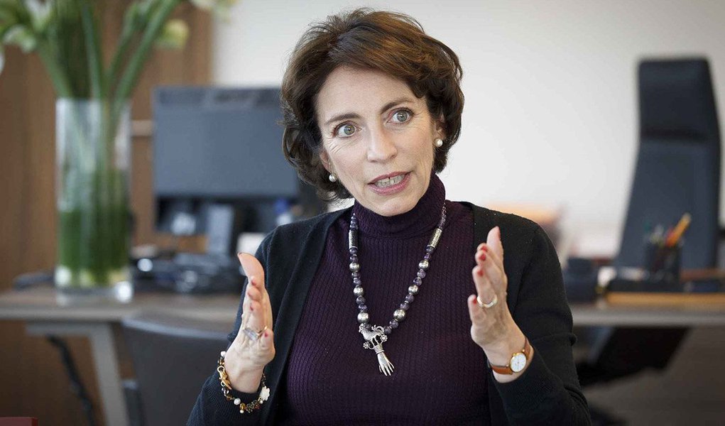 Ministra da Saúde do país, Marisol Touraine, anunciou neste domingo restrição a doações de sangue de pessoas que viajaram para áreas afetadas pelo vírus Zika; ela também aconselhou mulheres grávidas a evitar, "se puderem", viajar para as regiões da América Central e do Sul; em relação às grávidas das regiões francesas na América, a ministra recomendou o controle médico permanente