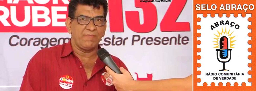 Coordenador executivo da Abraço Nacional (Associação Brasileira de Radiodifusão Comunitária), Valdeci Borges pede aos radialistas comunitários para se posicionarem contra o golpe: “A alerta para os radialistas comunitários é: que não se deixem enganar pelo que mídia golpista divulga em seus veículos de comunicação diariamente. Utilizem a emissora comunitária não para golpe, mas para veicular a informação. E que se dê amplo espaço aos setores da sociedade que são contra o golpe e que defendem a democracia”