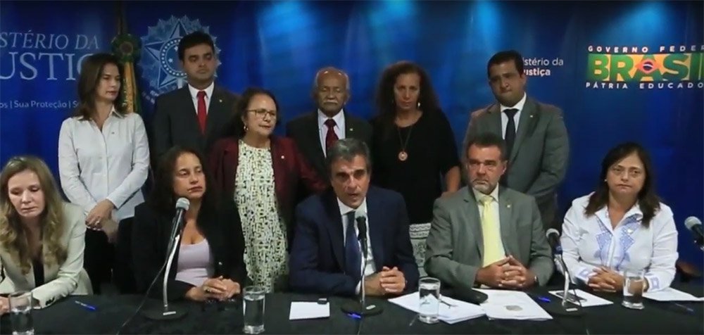 Bancada do PCdoB na Câmara solicitou ao ministro da Justiça, José Eduardo Cardozo, que solicite empenho à Polícia Federal na investigação das mortes de dirigentes do PCdoB na região do Araguaia, nos estados do Pará e Minas Gerais; grupo também pediu empenho da instituição para solução de ameaças de morte que as deputadas Jandira Feghali (RJ) e Manuela D'Ávila (RS) sofreram nos últimos três anos enquanto comandavam a bancada na Câmara; "Não se pode postergar um assunto tão sério quanto esse. Vidas são perdidas na disputa política e principalmente de ativistas e lideranças de Esquerda. Todos nós esperamos que esse cenário mude e os culpados sejam punidos de acordo com o rigor da lei", disse Jandira