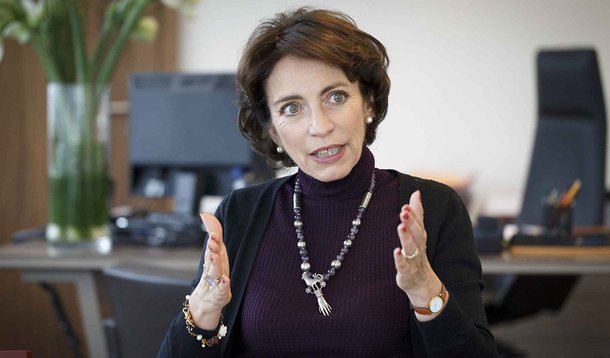 Ministra da Saúde do país, Marisol Touraine, anunciou neste domingo restrição a doações de sangue de pessoas que viajaram para áreas afetadas pelo vírus Zika; ela também aconselhou mulheres grávidas a evitar, "se puderem", viajar para as regiões da América Central e do Sul; em relação às grávidas das regiões francesas na América, a ministra recomendou o controle médico permanente