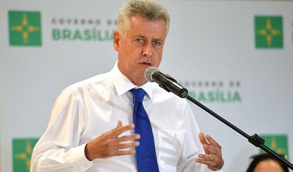 Levantamento do instituto Paraná Pesquisas apontou que 68,5% dos eleitores do Distrito Federal desaprovam a gestão do governador Rodrigo Rollemberg (PSB) e 27,5% aprovam; para 32,7% do eleitorado, Joaquim Roriz foi o melhor governador que DF já teve, e 25,7% dizem ter sido José Roberto Arruda; ambos estiveram envolvidos na Operação Aquarela, por uso do Banco de Brasília (BRB) para desvios de verba, e no 'mensalão' do DEM, respectivamente