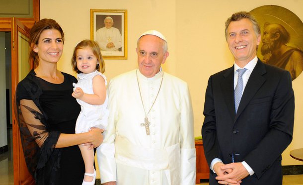 Em reunião de modestos 22 minutos no Vaticano, pontífice e presidente argentinos falaram genericamente "da importância de termos em agenda pontos fundamentais como a unidade dos argentinos, a luta contra a pobreza e o narcotráfico”, relatou Macri, ao final, a jornalistas; o chefe de Estado portenho disse que revelou a Francisco a “preocupação para unir os argentinos” e a necessidade de “deixar para trás os rancores” para se trabalhar numa “agenda comum” que leve o país “até ao futuro” e que resolva “os problemas de pobreza”