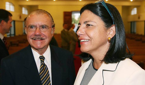 Documentos apreendidos pela Polícia Federal mostram que o ex-senador José Sarney (PMDB-AP) e a sua filha e ex-governadora do Maranhão, Roseana Sarney (PMDB), receberam repasses da Odebrecht; na lista lista, Sarney é citado como “Escritor” e teria recebido R$ 100 mil; o valor recebido por Roseana não é citado; família Sarney dominou por quase 50 anos a política do Maranhão
