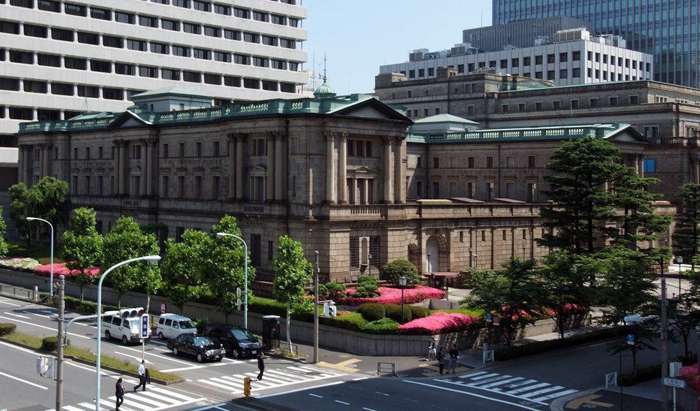 As ações asiáticas saltaram, o iene caiu e os títulos soberanos avançaram depois que o Banco do Japão disse que vai cobrar por uma porção das reservas que os bancos deixarem na instituição, uma política agressiva que teve como pioneiro o Banco Central Europeu (BCE); "O importante é mostrar às pessoas que o banco central está comprometido em alcançar inflação de 2 por cento e que vai fazer o que for preciso para alcançar isso", disse o presidente do BC, Haruhiko Kuroda