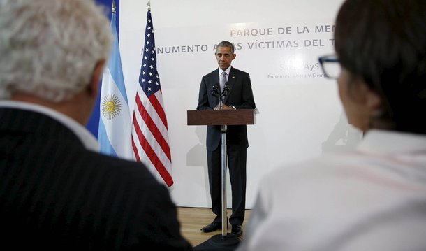 "Há controvérsias sobre as políticas dos Estados Unidos no início destes tempos sombrios", disse o presidente dos Estados Unidos após visita a memorial das vítimas da ditadura; "Democracias precisam ter coragem para reconhecer quando não cumprem os ideais que representam, e fomos lentos em falar sobre direitos humanos, e foi o caso aqui", completou Barack Obama