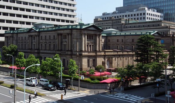 As ações asiáticas saltaram, o iene caiu e os títulos soberanos avançaram depois que o Banco do Japão disse que vai cobrar por uma porção das reservas que os bancos deixarem na instituição, uma política agressiva que teve como pioneiro o Banco Central Europeu (BCE); "O importante é mostrar às pessoas que o banco central está comprometido em alcançar inflação de 2 por cento e que vai fazer o que for preciso para alcançar isso", disse o presidente do BC, Haruhiko Kuroda