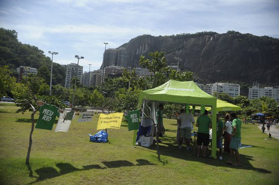 Voluntários da Greenpeace e da rede Meu Rio lançaram neste domingo 24, na Lagoa Rodrigo de Freitas, a campanha Rio Maravilha Sem Água; a iniciativa visa informar os cariocas sobre a situação de crise hídrica que está ocorrendo nos reservatórios do estado