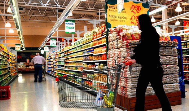 Projeção da inflação por economistas ouvidos pelo Banco Central no Boletim Focus subiu pela sétima vez seguida, chegando a 7,61% contra 7,56% na semana anterior; já para a taxa Selic, o mercado espera para 2017 que ela fique 12,75%, depois de cair para 12,50% no último levantamento