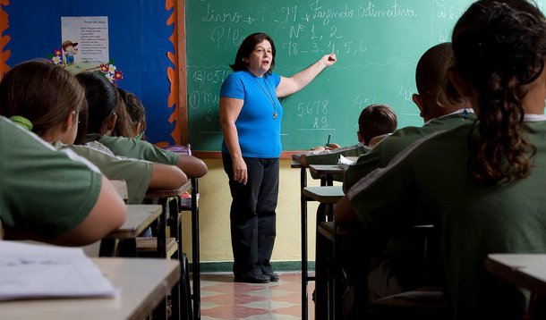O Governo do Maranhão começou a empossar nessa semana os 1.500 professores aprovados no concurso público para atuar em uma das unidades da rede estadual de ensino no Maranhão; a previsão é que a partir de maio os aprovados estejam nas salas de aula