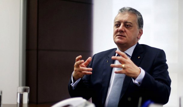 Presidente da Petrobras, Aldemir Bendine, pediu aos empregados da estatal que trabalhem "com firmeza e determinação" para "enfrentar as dificuldades"; ele lembrou que o preço do petróleo caiu para menos de US$ 35 o barril e que a empresa precisa economizar US$ 12 bilhões até 2019 com redução de custos operacionais e renegociação de contratos; segundo Bendine, "prioridade absoluta" será o pré-sal, onde estaria extraindo petróleo a um custo de US$ 8, quase a metade do desempenho de outras grandes petroleiras
