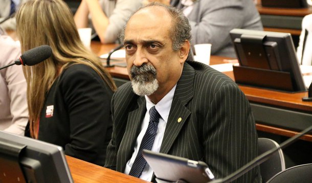 Secretário de Assistência Social e Direitos Humanos do Rio de Janeiro, pastor Ezequiel Teixeira, criou polêmica ao afirmar que acredita na cura gay; ele compara a homossexualidade a doenças como Aids e câncer; “Eu creio, plenamente. Eu não creio só na cura gay, não. Creio na cura do câncer, na cura da Aids... Sabe por quê? Porque eu sou fruto de um milagre de Deus também”, disse; sua pasta comanda o projeto Rio Sem Homofobia, que está praticamente sem funcionar e já demitiu 78 pessoas desde janeiro