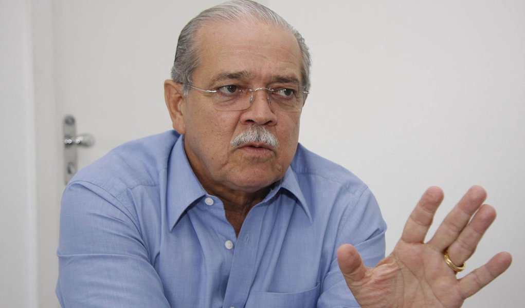 O ex-senador e ex-ministro dos Transportes César Borges prestou depoimento como testemunha em uma ação penal decorrente da Operação Zelotes; ele foi chamado pela defesa de Eduardo Gonçalves Valadão; Borges, quando era senador, foi relator da Medida Provisória 471; ele disse que nunca recebeu proposta de propina para a aprovação da matéria; a MP garantiu a prorrogação, até 2015, de incentivos fiscais aos fabricantes de veículos instalados nas regiões Norte, Nordeste e Centro-Oeste; o benefício seria extinto em dezembro de 2010