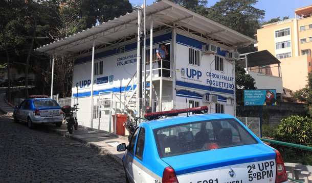 O juiz Rudi Baldi Loewenkron, da 34ª Vara Criminal da Capital, decretou a prisão temporária de oito policiais militares da UPP das comunidades da Coroa, Fallet e Fogueteiro, em Santa Teresa, na região central da cidade, acusados de torturar e abusar de quatro jovens no dia 25 de dezembro de 2015; os PMs foram indiciados por tortura e estupro de vulnerável. A prisão temporária tem validade de 30 dias, podendo ser prorrogada pelo mesmo prazo
 