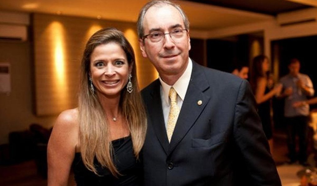 Relatório da Procuradoria-geral da República ao STF mostra que a C3 Produções Jornalísticas tem Cunha como sócio, sendo que a sua participação, o equivalente a R$ 840 mil, representa mais da metade de todo o patrimônio declarado pelo deputado federal à Justiça Eleitoral em 2014; C3 Produções foi objeto de três comunicações de transações suspeitas do Coaf no valor total de R$ 268 mil entre dezembro de 2013 a novembro de 2014; "As comunicações foram motivadas pela realização de operações que, por sua habitualidade, valor e forma configuraram artifício para burla da identificação da origem, do destino, dos responsáveis ou beneficiários finais", afirma a PGR