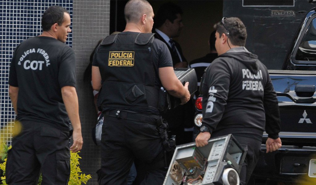 Polícia Federal está muito preocupada com a corrupção, bem como também com a luta política que se radicalizou neste País, a partir das manifestações de junho de 2013. E resolveu escolher seu lado: o lado à direita do espectro ideológico