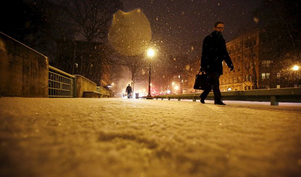Pelo menos 29 pessoas morreram devido à tempestade de neve que, desde sexta-feira 22, paralisou a costa leste dos Estados Unidos, onde se chegaram a registar 91 metros de altura de neve, informa nesta segunda-feira 25 a imprensa norte-americana