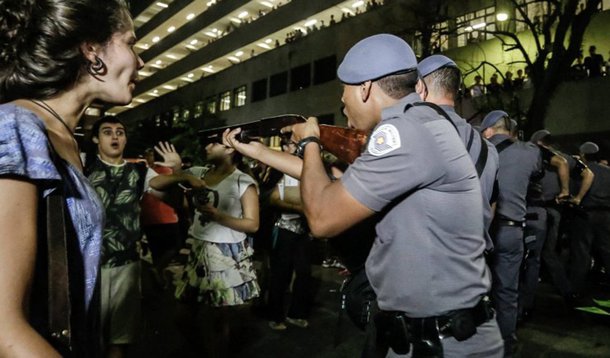 Os golpistas daqui, tanto em 54 como em 64, sempre se apresentaram como salvadores da pátria do comunismo e da corrupção. E defensores da democracia. Eles são os mesmos de sempre. São golpistas. Mas eles vão sempre dizer que não. Como lobos, se apresentam cordeiros