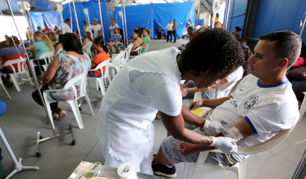 Boletim Epidemiológico de Dengue divulgado pela Superintendência de Vigilância Epidemiológica e Ambiental da Secretaria de Estado de Saúde revela que os casos suspeitos de dengue no estado do Rio de Janeiro, notificados entre 1º de janeiro e terça-feira passada (8), somaram 21.948; entre 1º de janeiro e 1º de março eram 17.310 suspeitas; no período, apenas uma morte foi confirmada por dengue na cidade de Volta Redonda, no centro-sul fluminense; no mesmo período de 2015, foram registrados 8.137 casos suspeitos de dengue