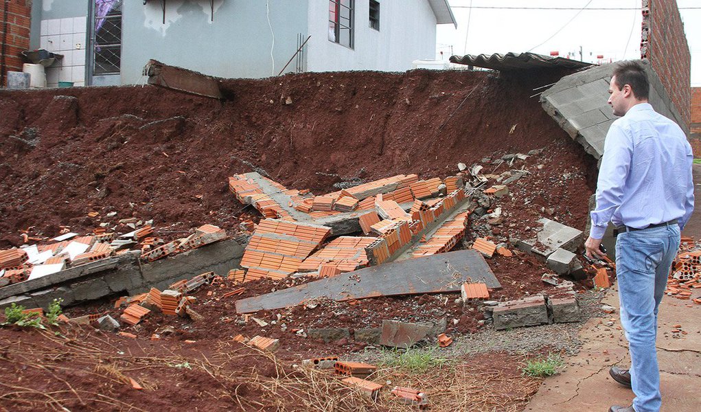 Os temporais que atingem o norte do Paraná desde o sábado (9) provocaram estragos em 44 municípios da região. Segundo o último boletim divulgado pela Defesa Civil do Paraná, Rolândia foi a cidade mais prejudicada, com mil pessoas fora de casa; mais de 18 mil pessoas já foram afetadas; segundo a Defesa Civil, está sendo feito levantamento em cada um dos municípios para preparar alojamentos adequados aos afetados e disponibilizar kits de higiene e colchões; a Defesa Civil informou ainda que os desalojados estão até então em casas de parentes e amigos