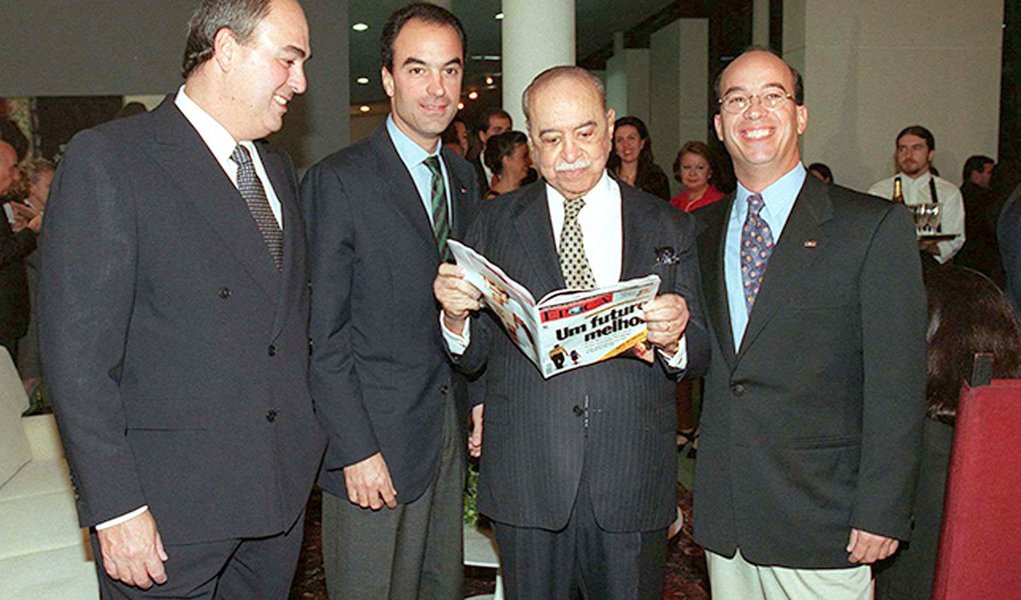 Um dia depois da divulgação criminosa dos áudios da presidente Dilma Roussseff com o ex-presidente Lula, o jornalista Paulo Nogueira, editor do diário do Centro do Mundo (DCM), comenta que a "Globo, Aécio e Moro venezualizaram o Brasil"; ele conta que Lula jamais foi agressivo com a elite e sempre tentou conciliação; "Jamais deixou de despejar centenas de milhões de reais nas empresas jornalísticas em propaganda federal – um dinheiro público que elas utilizaram para montar um exército de editores e comentaristas dedicados a destruir o próprio Lula e, depois, Dilma", afirma; "Para alcançar seus desígnios, a Globo e seus aliados estratégicos não hesitaram em fazer do Brasil uma Venezuela gigante. É terrível"