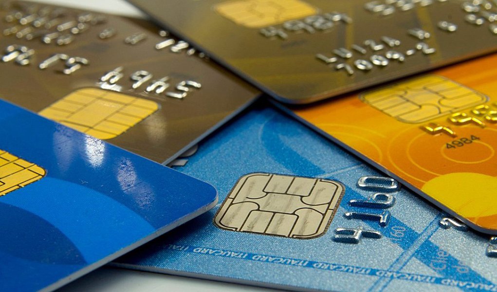 Banco do Brasil vai ampliar contato comercial com concorrentes da Cielo, da qual é sócio, buscando alcançar maior participação no mercado de adquirência de cartões, disse o vice-presidente de Negócios de Varejo da instituição,  Raul Moreira; "Hoje estimamos nossa participação na atividade de emissão de cartões em cerca de 24 por cento e apenas de 16 por cento na atividade de credenciamento", disse o executivo; banco vai ampliar o uso da rede capilarizada de agências para ampliar o uso de meios eletrônicos em regiões e segmentos econômicos nos quais as transações com cédulas ainda são maioria