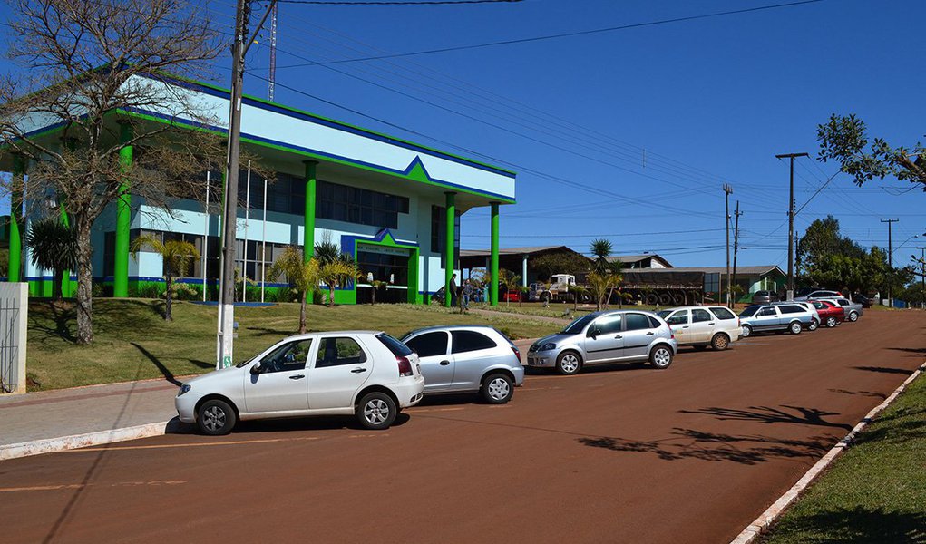 O Gaeco, braço policial do Ministério Público (MPPR), prendeu o secretário municipal de Saúde de Santa Tereza do Oeste, no oeste do Paraná, Fernando Prado, e o de Fazenda, Júlio Cezar Valdomeri; também foram detidos dois sócios de uma distribuidora de medicamentos e recolhidos documentos em um laboratório, na casa dos suspeitos e na prefeitura; se acordo com as investigações, o grupo é suspeito de envolvimento em um esquema de fraude na licitação e compra de medicamentos para o município; as apurações indicam a compra e a não entrega dos produtos, desvio e superfaturamento de remédios e insumos