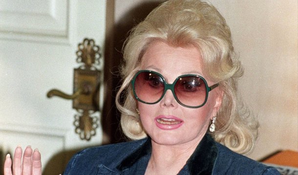 Atriz Zsa Zsa Gábor foi internada no UCLA Medical Center, em Los Angeles (EUA) por estar sentindo dificuldades respiratórias, segundo seu marido, Frederic Prinz von Anhalt, a estrela da era de ouro de Hollywood, que fez 99 anos no último dia 6, deverá passar por uma cirurgia; "Ela fala um pouco, não muito. Está aguentando. Espero que ela aguente por mais alguns anos e comemore seu 100º aniversário no ano que vem. Acho que vai dar tudo certo", declarou