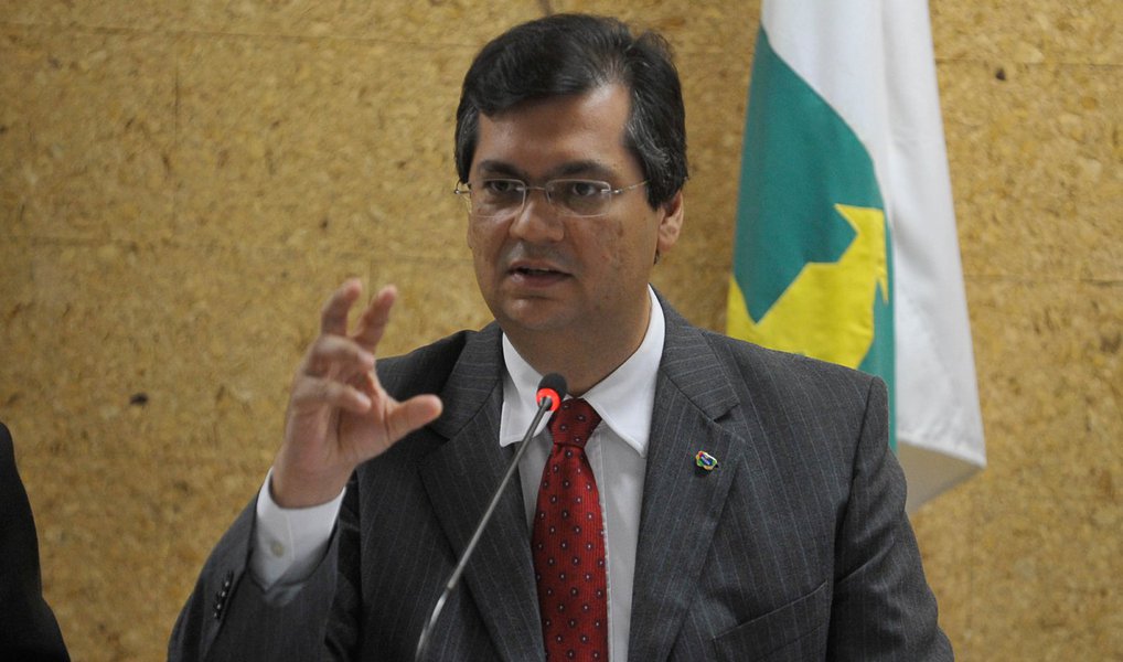 O governador do Maranhão, Flávio Dino, e a nova gestão da seccional da OAB dialogaram sobre temas que podem ser trabalhados em conjunto; entre eles, estão a atuação da sociedade civil na promoção da cultura da paz e do combate à violência, bem como questões relacionadas ao exercício da advocacia; Dino destacou a incorporação de 1.500 novos policiais e diminuição em 8% na incidência de crimes violentos letais e intencionais (CVLIs), mas pontuou que "a participação da OAB ajuda a sociedade na compreensão de que o combate à violência tem uma dimensão repressiva, mas ainda mais importante há uma dimensão educativa e social"
