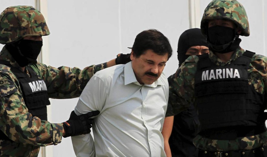 Detalhes de mensagens de texto sugestivas trocadas entre o chefe do tráfico de drogas mexicano Joaquín "El Chapo" Guzmán e a atriz Kate del Castillo têm fascinado o México, e uma autoridade disse que a "obsessão" do traficante pela mulher o levou a baixar a guarda e ser capturado; Guzmán, de 57 anos, foi detido na cidade do norte de Los Mochis, seis meses depois de realizar uma fuga espetacular – pela segunda vez de uma prisão de segurança máxima – através de um túnel; agora ele está na mesma prisão