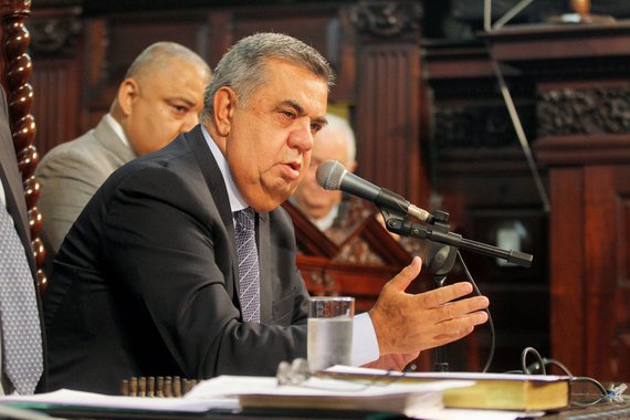 Presidente do PMDB do Rio diz que antes o posicionamento do diretório do partido era em defesa do governo da presidente Dilma, mas que "o quadro mudou"; "Veio a prisão do líder do governo no Senado, Delcídio Amaral, e a delação demolidora. E vieram as trapalhadas seguintes", afirma Jorge Picciani; "Não quero fazer juízo de valor, mas eu vejo como a sociedade se movimenta", acrescenta; na reunião do diretório nacional do PMDB, marcada para terça, o líder da bancada na Câmara e filho de Jorge, Leonardo Picciani, deverá votar contra o rompimento