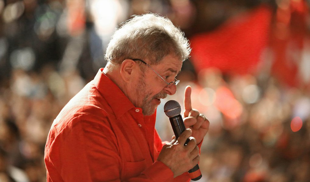 Colunista do 247, Lula Miranda prevê a prisão do ex-presidente Lula no cerco criado dentro das investigações da 22ª fase da Lava Jato, denominada triplo X, e do Ministério Público de São Paulo; "Esta é a crônica de uma prisão anunciada. A crônica de uma infâmia e injustiça que se anuncia aos quatro ventos, aos quatro cantos. Só não vê ou escuta aquele que não quer"; para o colunista, Lula será "preso, processado e julgado (nesta ordem) tão somente para cumprir ritos"; "Lula será preso. E com ele pretendem interditar a nossa utopia. Não podemos permitir", afirma