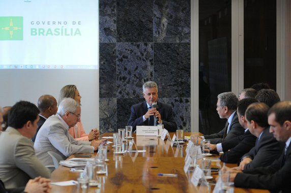 O governador Rodrigo Rollemberg recebeu, no Palácio do Buriti, o consultor sênior do Comitê Olímpico Internacional para os Jogos Olímpicos de Verão, Gilbert Felli, e representantes do Comitê Organizador Rio 2016; ates do encontro com o chefe do Executivo, foram apresentadas as ações que a administração local adota para a competição; a capital federal será palco de 10 partidas de futebol, sete masculinas e três femininas; "Estamos muito felizes e orgulhosos de sediar essa etapa de futebol. Brasília já teve uma experiência positiva, bem-sucedida, em relação à Copa do Mundo, e eu tenho certeza que a gente vai repetir o êxito", disse Rollemberg